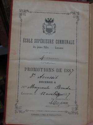 Ct 1432: Un héritage (1885);G45II / 1595 (Benda, Marguerite), Papier: Name, Ortsangabe, Datum; 'École Supérieure Communale de jeunes Filles.
Lausanne. 4e Classe.
Promotions de 1887 3e Accessit décerné a Mlle Marguerite Benda Lausanne, le 12 avril [???]1887
Le Directeur [???]
'. 