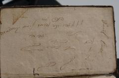 - ([Lur]e, Saul), Von Hand: Motto, Name; 'הנה איש
אבי רכב ופרשים לרעיתו [...]עה
'. 