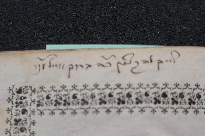 Asch1481 : ספר קורא הדורות

 (1746);- (Ṿeilend, Baruch ), Von Hand: Name, Widmung; 'לייך להקצין כ׳׳ה ברוך וויילענד '. 