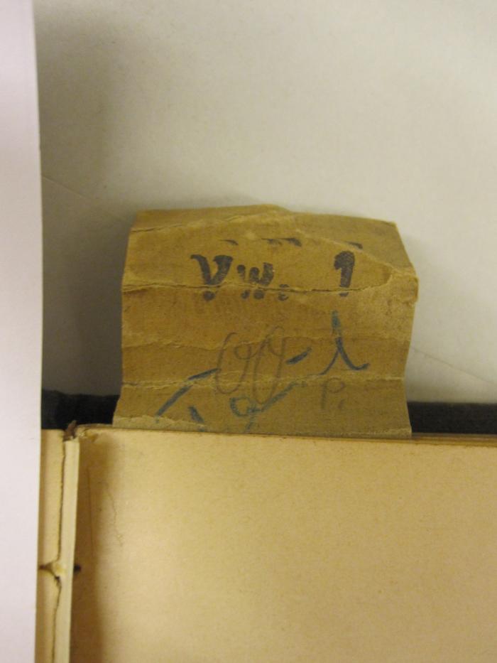  Das Fernobjektiv im Porträt-, Architektur- und Landschaftsfache : auf Grund eigener praktischer Erfahrungen ausgearbeitet (1898);-, Von Hand: -; '00
P.';-, Von Hand: -; '[?]';- (unbekannt), Papier: Nummer, Signatur; 'Vw. 1 [...]'.  (Prototyp)