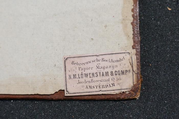 Asch1505 : סליחות מכל השנה : חלק שני : כמנהג אשכנז   

 (1800);- (N.M. Löwenstam &amp; Companie), Etikett: Exlibris, Buchhändler, Ortsangabe; 'Hebreeuwsche Bockhandel
en
Papier Magazijn
N.M. Löwenstam &amp; Comp.ie
Jooden Breestraat Q 56
Amsterdam'. 