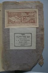 - (Joachimsthal, J.L. ;van Biema, N. H. ), Etikett: Buchhändler, Name, Ortsangabe, Datum; 'מספרי
יעקב נפתלי הירץ לוי
Versteigerung
N.H. van Biema.
Adar I 5665
J.L. Joachimsthal,
Amsterdam

[Februar 1905]'. 