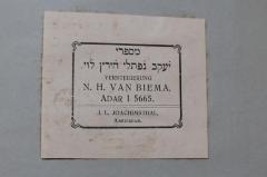 - (Joachimsthal, J.L. ;van Biema, N. H. ), Etikett: Buchhändler, Name, Ortsangabe, Datum; 'מספרי
יעקב נפתלי הירץ לוי
Versteigerung
N.H. van Biema.
Adar I 5665
J.L. Joachimsthal,
Amsterdam

[Februar 1905]'. 