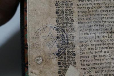 Asch1543 : ספר חסידים : חברו אב וראש לכל החסידים השרידים

 (1713);- (Ḥevrat Talmud Torah), Stempel: Wappen, Name, Ortsangabe; 'ח׳ק תלמוד תורה 
ק׳׳ק
אמערספארט'. 