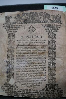 Asch1543 : ספר חסידים : חברו אב וראש לכל החסידים השרידים

 (1713);- (unbekannt), Von Hand: Name, Widmung; 'הקטן ידו קב
כ׳׳ח ר׳׳ר ליזר
 '. 