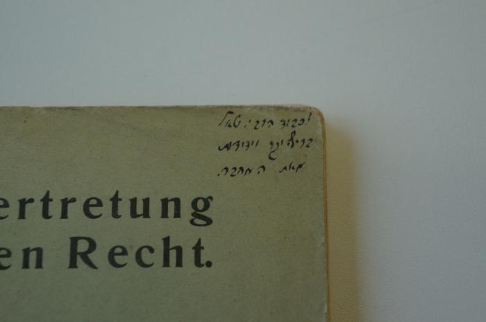 Asch4280 : Die Stellvertretung im jüdischen Recht. Erster Band : Allgemeiner Teil, Erster Abschnitt (1919);- (Cohn, Marcus;unbekannt), Von Hand: Widmung; 'לכבוד הרב : טאל
ברי[..] יקר וידידות
מאת המחבר'. 