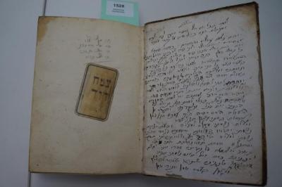Asch1528 : ספר מעבר יבק

 (1792);- (Premssle, M. J. ;Kats, Mareg Piḳ ), Etikett: Motto; 'צמח דוד

Tsemakh Daṿid'. 