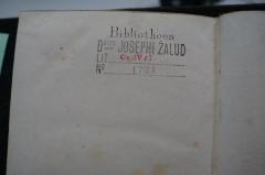 - (Bibliotheca Josephi Žalud), Stempel: Ortsangabe, Name, Signatur; 'Bibliotheca
D oris Josephi Žalud
Lit C IV/ I
No 1724'. 