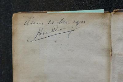 Asch1598 : ספר מורה באצבע כולל סדר עבודת הקדש

 (1824);- (R[o...], St[en?] ), Von Hand: Ortsangabe, Name, Datum; 'A'dam, 21 Dec. 1941

St[en?] R[o...]'. 