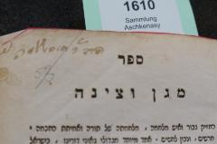 - (M[...], Ḥaim Shelomeh), Von Hand: Autogramm; 'הרב ר׳ חיים שלמה מ'. 