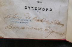 - (M[...], Ḥaim Shelomeh), Von Hand: Name; 'należy do Rabin Schlomoz
Benjamo[coz]cz od [Zoymet?]'. 