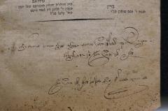 - (Hirsh, Yoḥanan Ben Tsvi), Von Hand: Name, Widmung; 'זה ספר ש׳׳ך לאאלמו הוט והרבנו המופלא [..]מופלג בו[֚..] וביראה פטת
אוף [..] הירש [...] מול [..]מיחאל פאלווע
אפ הנורש הטעיר ה עשת יוחנן בן מור[נו] צבי חירש רבך   '. 