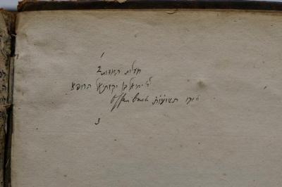 Asch1609 : ספר מצורת דוד

 (1730);- (Ha-Rofeh, Yeḥiʾel Ben Yeḳotiʾel), Von Hand: Name, Ortsangabe, Datum, Widmung; '1
2
חעלות החדות
לר׳ יחיאל בן יקותיאל הרופא
תעועו׳׳ת
Offenbach 1716
3 
'. 