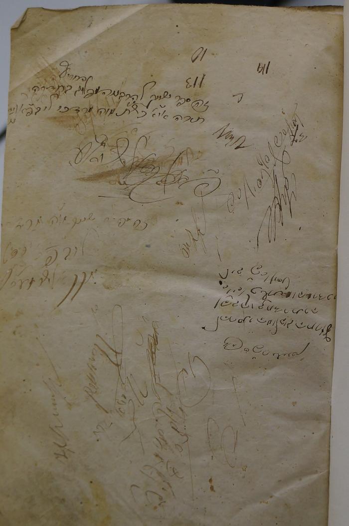 Asch1620 : פרקי אבות : עם ארבעה פרושי מגאוני ארץ

 (1860);- (Lev, Mordekhai), Von Hand: Name, Widmung; 'זה ספר שייך להרבנו המפלוג החריף בחדרה
תרה או׳׳א כשת מוה מרדכי לוב פ׳׳א וידות

[...]  
'. 