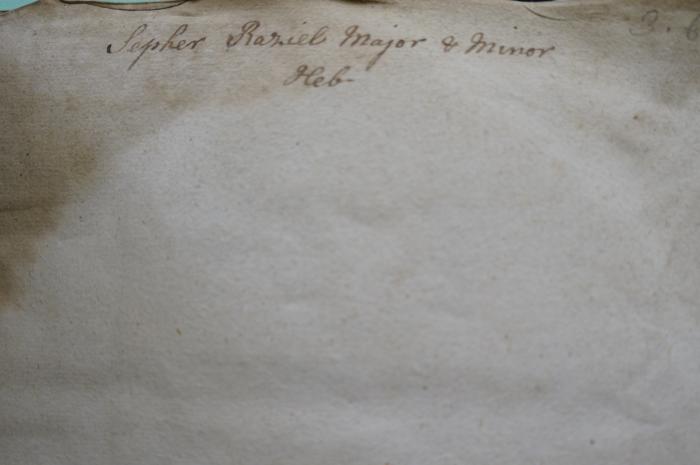 Asch1607 : זה ספרא דאדם קדמאה שנתן לו רזיאל המלאך

 (1701);- (unbekannt), Von Hand: Notiz; 'Sepher Raziel Major &amp; Minor
Heb'. 