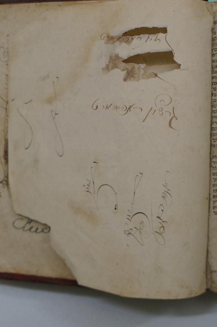 26A.000084 : ספר ראשית חכמה


 (1826);- (Rapoport, Gershon), Von Hand: Autogramm, Notiz; 'גרשון ראפופארט

[...]'. ;- (unbekannt), Ausriss: Name. 