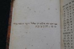 - (Zaḳane, Avi), Von Hand: Datum, Notiz; 'אבי זקני מת בש׳׳ט דך אלול ויקבר בשבה טובה
כ׳׳ו בו תנצב׳׳ה
'. 
