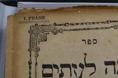 - (Franḳ, Yehudah Ben Yitsḥaḳ ;Franḳ, Leiv Yuda), Stempel: Name, -; 'I. Frank
Oppervoorzanger.'. 