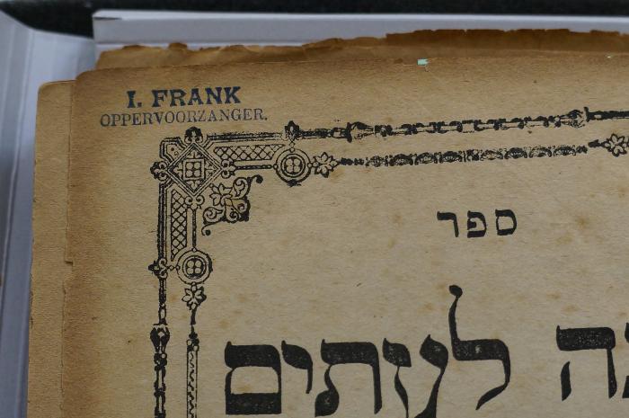 Asch1661 : ספר בינה לעתים : בשני חלקים

 (1882);- (Franḳ, Yehudah Ben Yitsḥaḳ ;Franḳ, Leiv Yuda), Stempel: Name, -; 'I. Frank
Oppervoorzanger.'. 