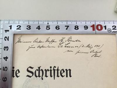 - (Körnchen, Hans), Von Hand: Datum, Name, Widmung; 'Meinem lieben Neffen H. Körnchen, zum bestandenen Dr. Examen (2. März 1911) von deinem Onkel Paul.'. ;1 B 136&lt;2&gt;-1 : Die drei älteren Evangelien. Die Apostelgeschichte (1907)