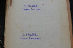 - (Franḳ, Leiv Yuda), Stempel: Name, Ortsangabe, Notiz; 'L. Frank.
Israel. Leeraar'. 