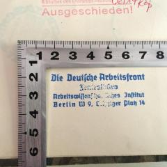 - (Die Deutsche Arbeitsfront Zentralbüro Arbeitswissenschaftliches Institut), Stempel: Ortsangabe; 'Die Deutsche Arbeitsfront Zentralbüro Arbeitswissenschaftliches Institut Berlin W Leipziger Platz 14'. 