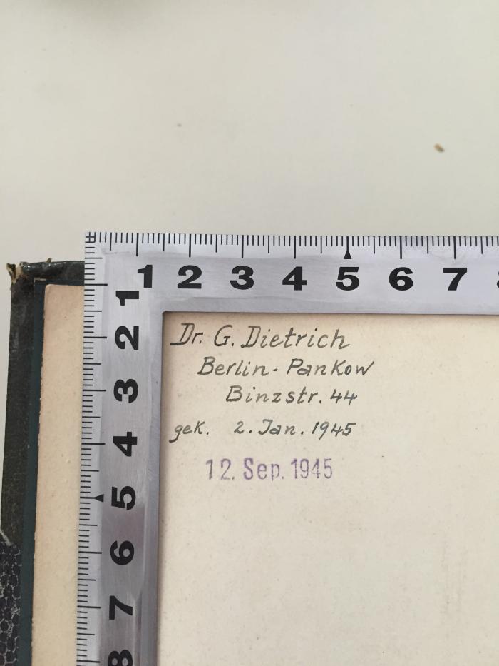 - (Dietrich, Günther.;Dietrich, Günther.), Von Hand: Name, Ortsangabe, Datum; 'Dr. G. Dietrich
Berlin-Pankow
Binzstr. 44
gek. 2. Jan. 1945'. ;1 C 20&lt;6&gt; : Handbuch des deutschen Konsularwesens (1902)