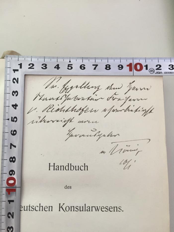 1 C 20&lt;6&gt; : Handbuch des deutschen Konsularwesens (1902);- (Richthofen, [?] Freiherr von;Dietrich, Günther.), Von Hand: Widmung; '[?]Freiherrn von Richthofen[?] überreicht[?]'. 