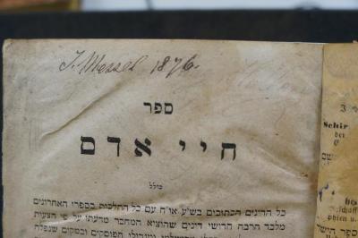 Asch1703 : ספר חיי אדם : כולל כל הדינים הכתובים 

 (1860);- (Messel, J.), Von Hand: Autogramm, Ortsangabe, Datum; 'J. Messel 1876
Den Haag Holland

'. 