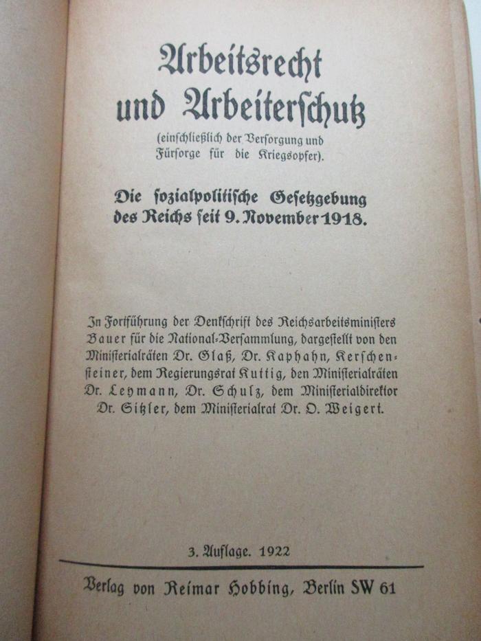 
1 D 185&lt;3&gt; : Arbeitsrecht und Arbeiterschutz : (einschließlich der Versorgung und Fürsorge für die Kriegsopfer) ; die sozialpolitische Gesetzgebung des Reichs seit 9. November 1918 ; in Fortführung der Denkschrift des Reichsarbeitsministers Bauer für die National-Versammlung (1922)