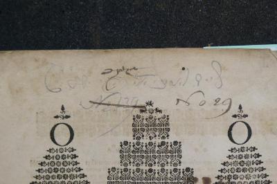 Asch1792 : ספר מדרש שמואל והוא באור על פרקי אבות


 ([1713]);- (Emenah [?], Avi ), Durchgestrichen: Name, Widmung, Nummer; 'שייך לאבי אמנה [...]
No 139'. ;- (unbekannt), Von Hand: Widmung, Nummer; 'שייך [...]
No 29'. 