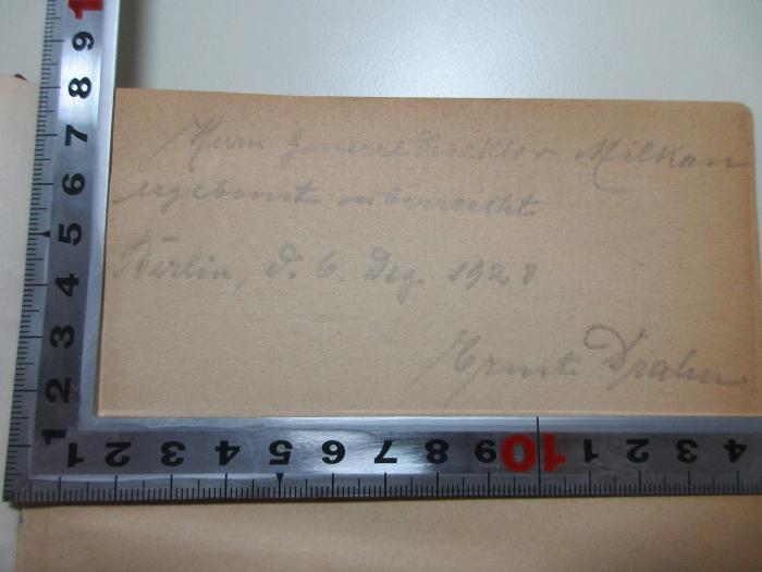 - (Drahn, Ernst;Milkau, Fritz), Von Hand: Name, Autogramm, Ortsangabe, Datum, Widmung; 'Herrn Generaldirektor Milkan ergebenst überreicht
Berlin, d. 6. Dez. 1928[?]
Ernst Drahn'. ;8 A 49-Erg. Bd. : Bibliographie des wissenschaftlichen Sozialismus 1914-1922 (1923)