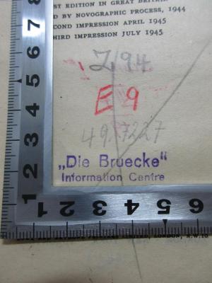 
1 D 94/1&lt;3&gt; : English social history : a survey of six centuries ; Chaucer to Queen Victoria (1945);- (Britischer Hochkommissar), Stempel: Name, Nummer; 'Z 94
E 9
49.7227
"Die Bruecke"
Information Centre'. 