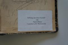 - (Hinze, Sigrid), Etikett: Exlibris, Name, Ortsangabe; 'Stiftung aus dem Nachlaß
von
Sigrid Hinze
Frankfurt a.M. / Werrastraße'. 