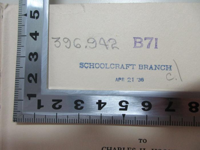 - (Detroit Public Library), Stempel: Name, Datum, Nummer; '396.942[handschriftlich] B71
Schoolcraft Branch
Apr 21 '36'. ;1 F 212 : Elizabethan women (1936)