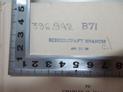 - (Detroit Public Library), Stempel: Name, Datum, Nummer; '396.942[handschriftlich] B71
Schoolcraft Branch
Apr 21 '36'. ;1 F 212 : Elizabethan women (1936)