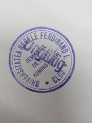- (Universitatea Regele Ferdinand I. Cluj), Stempel: Name, Ortsangabe, Besitzwechsel: ungültig; 'Universitate Regele Ferdinand I.
*Cluj*
Seminarul De Drept Administrativ'. 