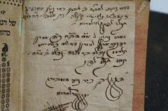 - (Homburg, Simon Ben Neta ;Reḳendorf, Aharon), Von Hand: Name, Ortsangabe, Datum, Widmung; 'זאת נתת להב׳׳ח כ׳ זימון ב''ר נטע הומבורג
כשהוא תלמידו ונעלה כ׳׳ר משחה ר׳׳ח תמוז
תפל׳׳ז לפ׳׳ק קארלסרוא
זאת נתן לו אמו הכ׳׳ח כ׳׳ה אהרון
רעקינדארף לדורון דרשה כשהיית
תלמידו ונעלה בר מצוה נעלה ב׳ דר׳׳ח
תמוז תקל׳׳ז לפ׳׳ק
הש[...] בן כ׳׳ר נטע הומבורג
קארלסרוא

[7. Juli 1777]'. 