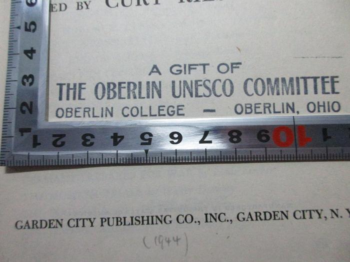 1 F 358 : They were there : the story of World War II and how it came about ; by America's foremost correspondents (1944);- (Oberlin Unesco Committee), Stempel: Name, Ortsangabe, Besitzwechsel; 'A gift of
The Oberlin Uncesco Committee
Oberlin College - Oberlin, Ohio'. 