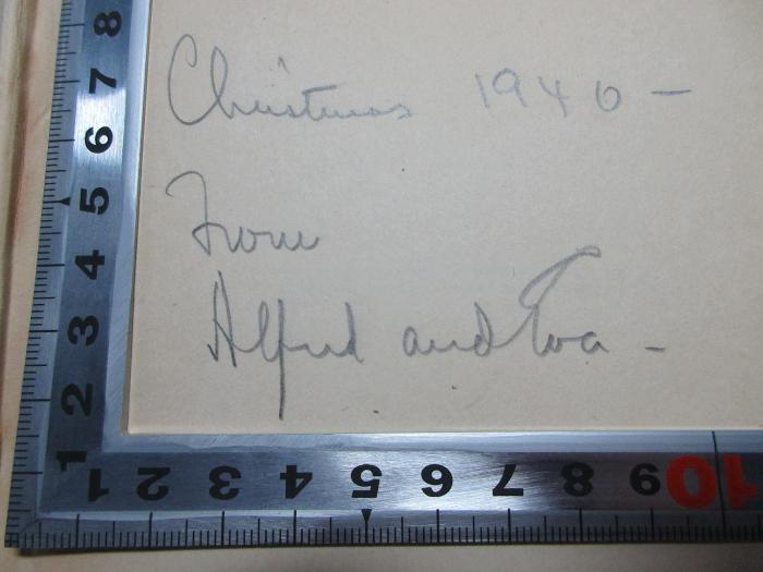 -, Von Hand: Autogramm, Datum; 'Chrismas 194[0] -
from
Alfred  and Eva';1 F 286&lt;4&gt; : Winston Churchill : a biography (1940)