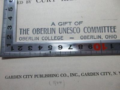 1 F 358 : They were there : the story of World War II and how it came about ; by America's foremost correspondents (1944);- (Oberlin Unesco Committee), Stempel: Name, Ortsangabe, Besitzwechsel; 'A gift of
The Oberlin Uncesco Committee
Oberlin College - Oberlin, Ohio'. 