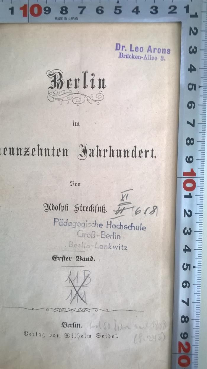 Hei_4a_stre_1-4 : Berlin im neunzehnten Jahrhundert (1867);- (Arons, Leo;Arons, Leo), Stempel: Name, Ortsangabe; 'Dr. Leo Arons
Brücken-Allee 3.'. 