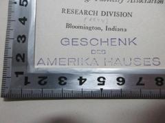 - (United States Information Center Berlin), Stempel: Name, Besitzwechsel; 'Geschenk 
des
Amerika Hauses'. 