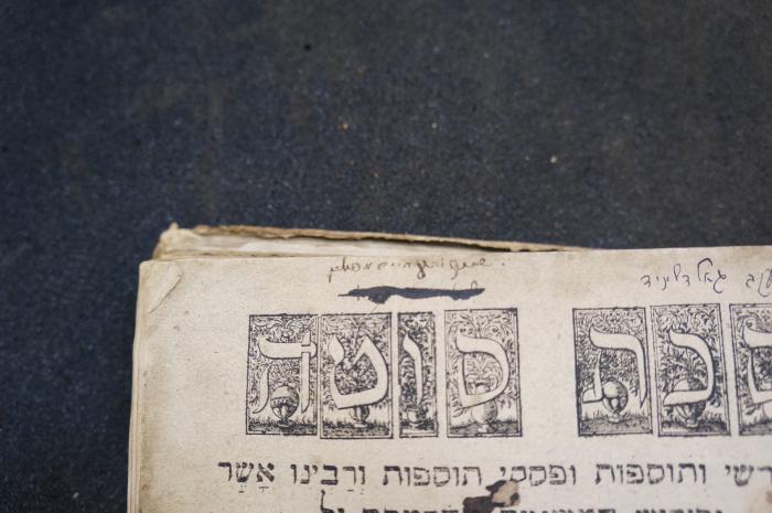 Asch1881 : מסכת סוטה : עם פירוש רשי ותוספות ופסקי תוספות ורבינו אשר

 (1645);- (Me-Polin, E. Ḥayish ), Von Hand: Autogramm; 'שייך ע[...] חייש מפולין'. ;- (unbekannt), Durchgestrichen: Besitzwechsel: ungültig; '[...]'. 