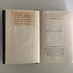 - (United States Information Center Berlin), Etikett: Notiz; 'Dieses Buch ist eine Befristete Leihgabe des U.S. Information Center Berlin, Amerika-Haus, Berlin W 30, Einemstr. 1 Bitte nicht stempeln!'.  (Prototyp)