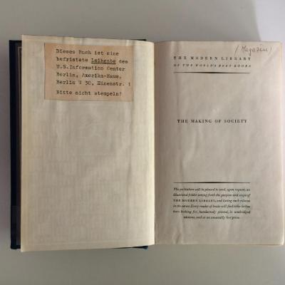 AI / MAK 1  : The Making of Socienty. An outline of Sociology  (1937);- (United States Information Center Berlin), Etikett: Notiz; 'Dieses Buch ist eine Befristete Leihgabe des U.S. Information Center Berlin, Amerika-Haus, Berlin W 30, Einemstr. 1 Bitte nicht stempeln!'.  (Prototyp)