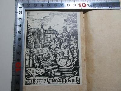- (Ende, [?] Freiherr v.), Etikett: Exlibris, Wappen, Name, Abbildung; 'Freiherr v. Ende-Altjessnitz'. ;13 F 577-12 : Europäische Staats-Cantzley : darinnen zum Behuff der neuesten politischen-, Kirchen- und Reichshistorie was sowohl in Religions-Angelegenheiten merckwürdiges vorgefallen als in Staats- und Reichs-Geschäfften vor kurztem abgehandelt worden und zum Vorschein gekommen ist (1768)