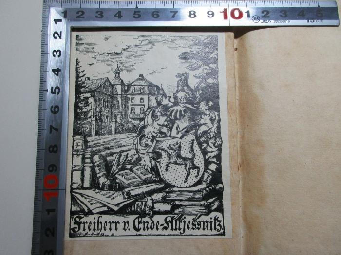 - (Ende, [?] Freiherr v.), Etikett: Exlibris, Wappen, Name, Abbildung; 'Freiherr v. Ende-Altjessnitz'. ;13 F 577-12 : Europäische Staats-Cantzley : darinnen zum Behuff der neuesten politischen-, Kirchen- und Reichshistorie was sowohl in Religions-Angelegenheiten merckwürdiges vorgefallen als in Staats- und Reichs-Geschäfften vor kurztem abgehandelt worden und zum Vorschein gekommen ist (1768)
