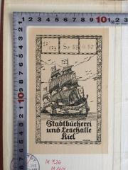 - (Stadtbücherei und Lesehalle Kiel), Etikett: Exlibris, Nummer; 'Stadtbücherei u. Lesehalle Kiel 27/973 So 53 11.50'. 