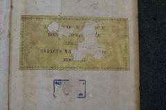 - (Jost, Isaak Marcus), Etikett: Exlibris, Name, Datum; 'Bibliothecae Publicae 
Menofrancofurtanae 
Legavit 
Isaacus Marcus Jost Dr.
MDCCCLXI'. 